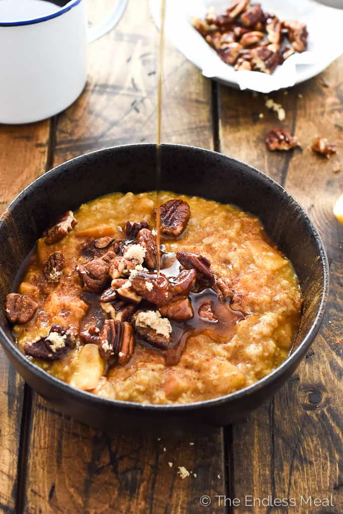 ??? Apple Pumpkin Oatmeal with Maple Pecan Crumble | this easy to make and healthy breakfast is perfect for chilly autumn mornings | theendlessmeal.com