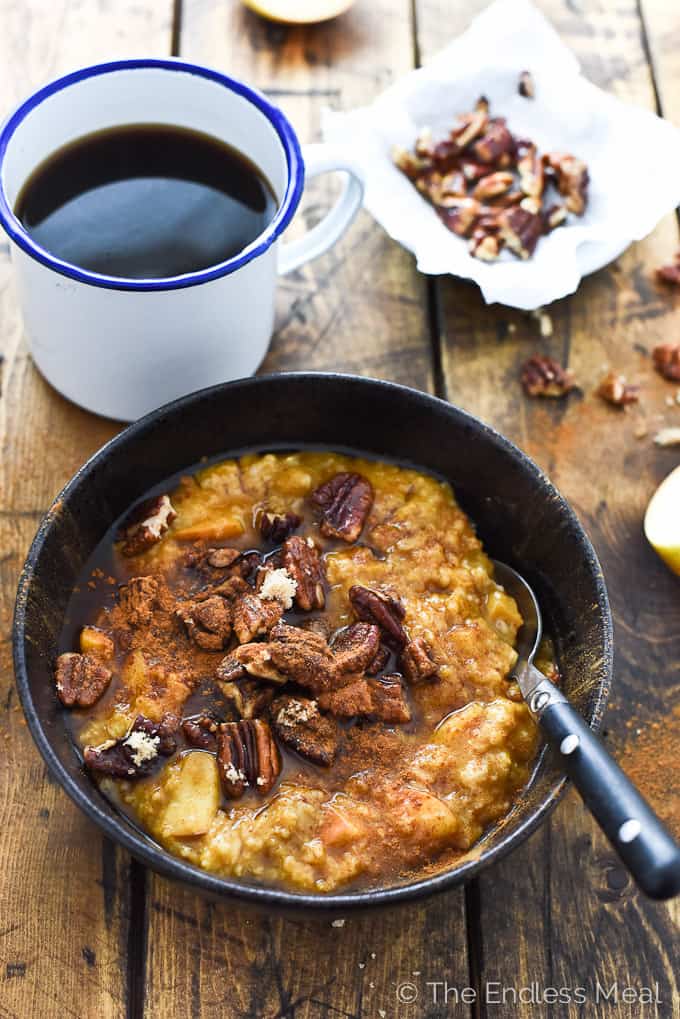 ??? Apple Pumpkin Oatmeal with Maple Pecan Crumble | this easy to make and healthy breakfast is perfect for chilly autumn mornings | theendlessmeal.com