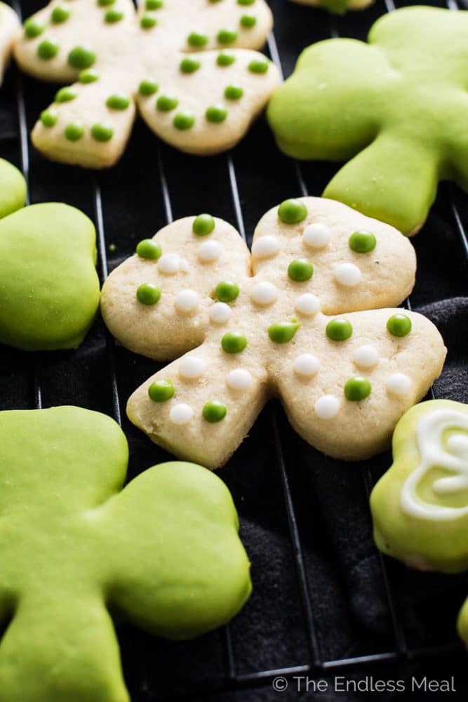 These Shamrock Sugar Cookies are made with my all-time favorite soft sugar cookie recipe. The frosting is tinted bright green with an easy to make all-natural food dye. There's no creepy artificial color in these cookies! Happy St. Patty's Day! ? | theendlessmeal.com