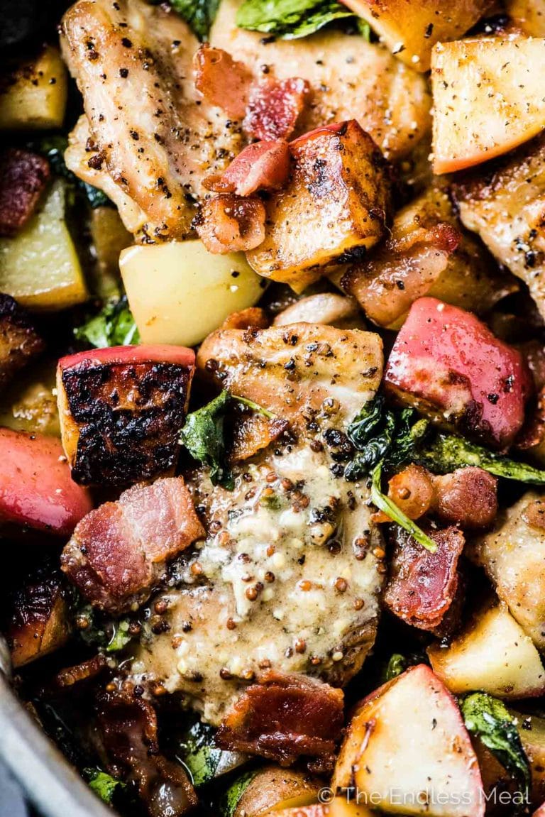 A close up of this apple chicken recipe in a pan. 