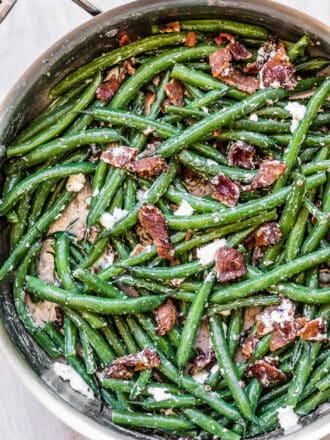 Green beans and bacon in a frying pan.