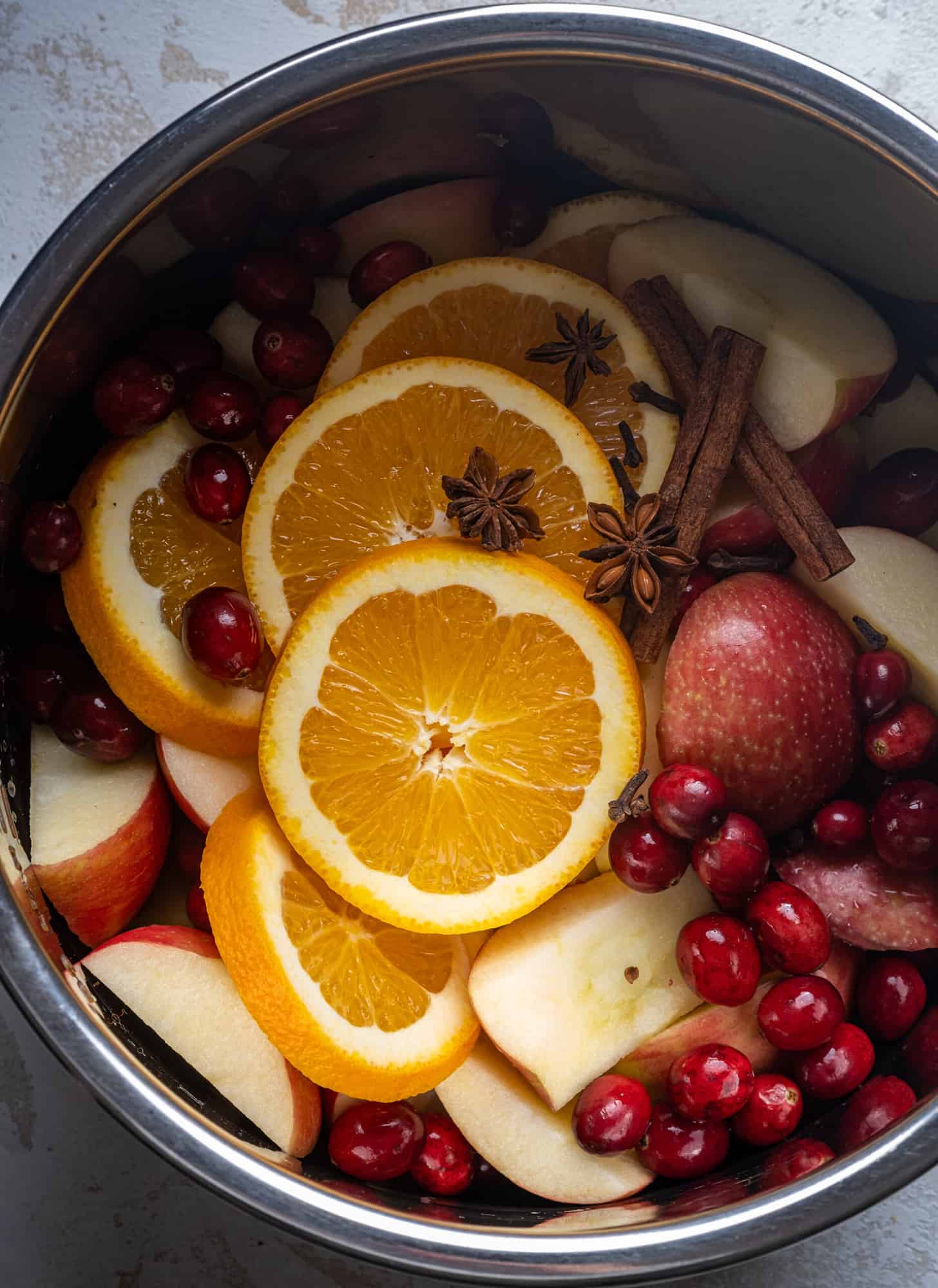 the ingredients to make apple cider in an instant pot.