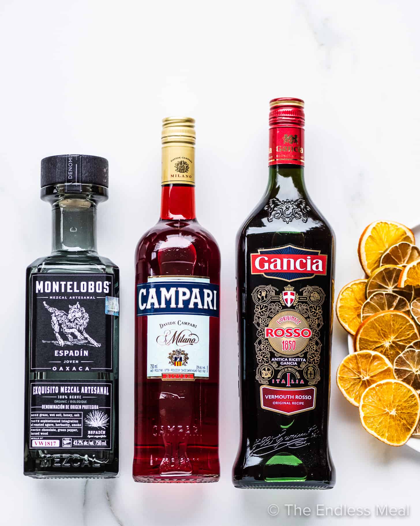 All the ingredients to make a perfect mezcal negroni.