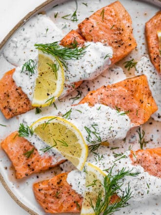 4 pieces of tender salmon with creamy lemon dill sauce