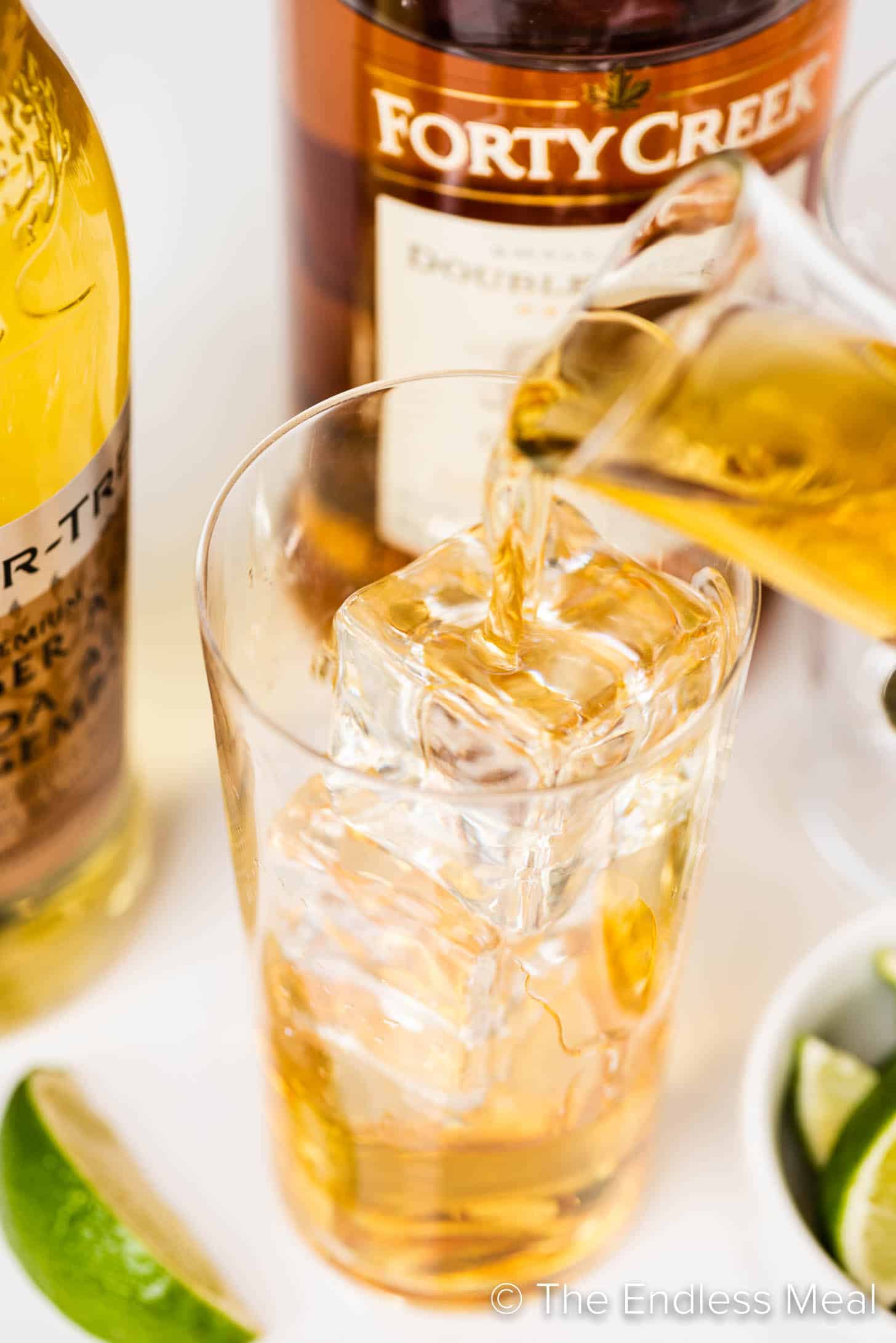 whisky che viene versato in un bicchiere