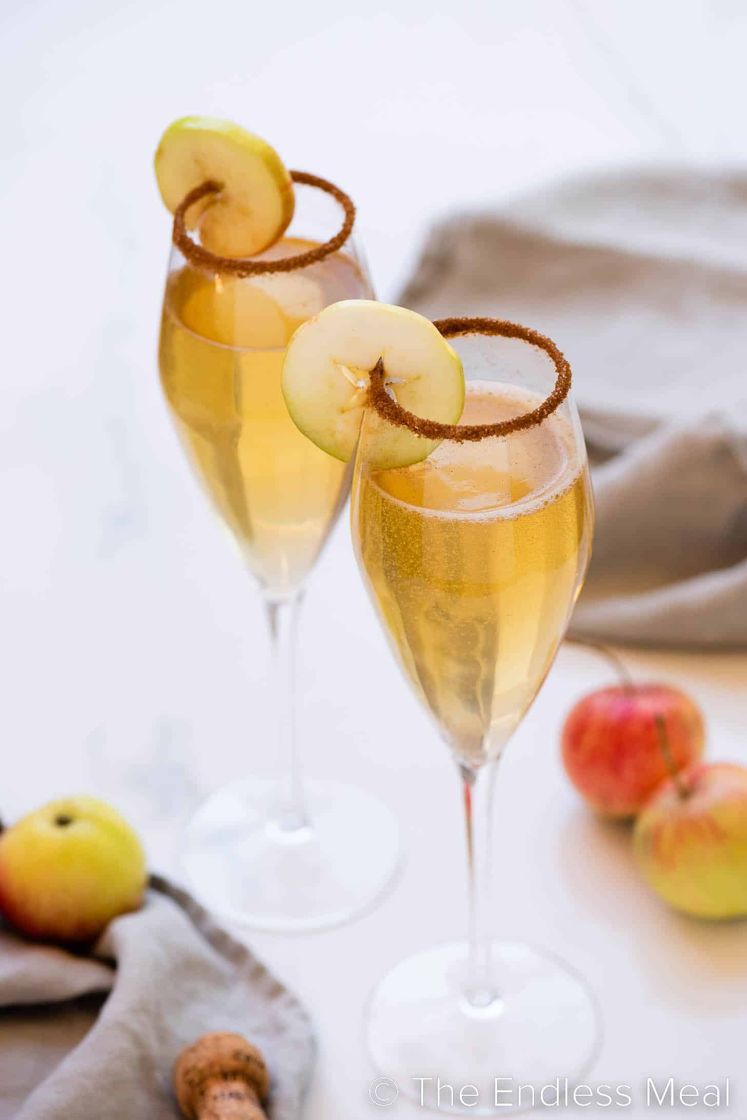 Flute da Champagne con Mimosa di sidro di mele e un anello di mela guarnito.