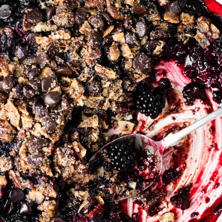 Blackberry Chocolate Crumble in a pie pan