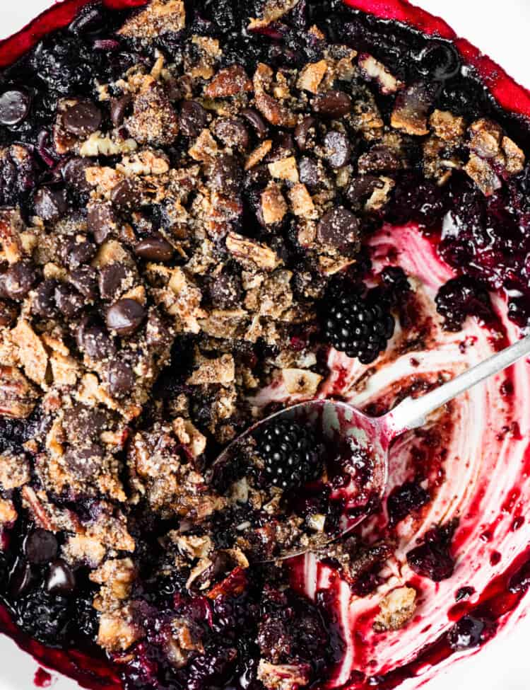 Blackberry Chocolate Crumble in a pie pan