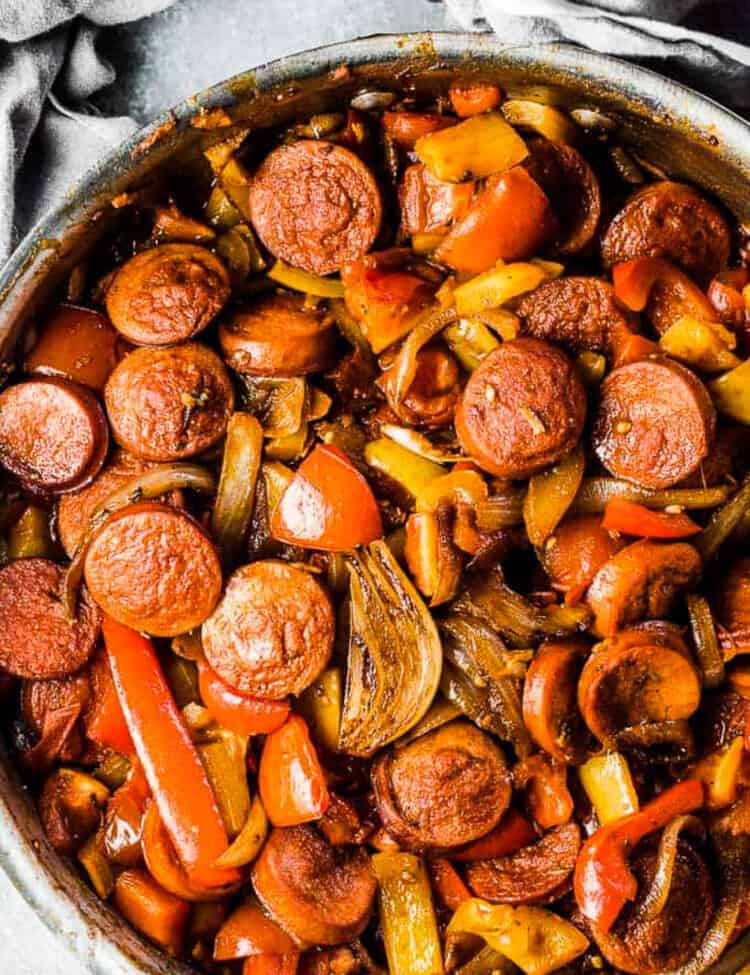 This recipe with garlic sausage and peppers in a pan