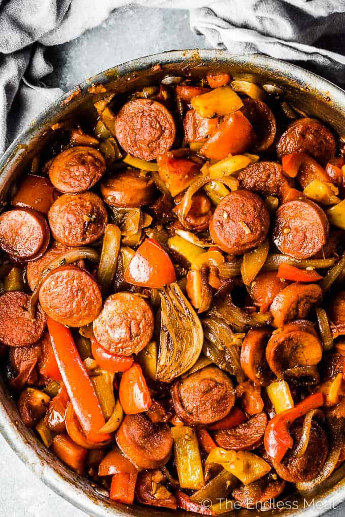 This recipe with garlic sausage and peppers in a pan